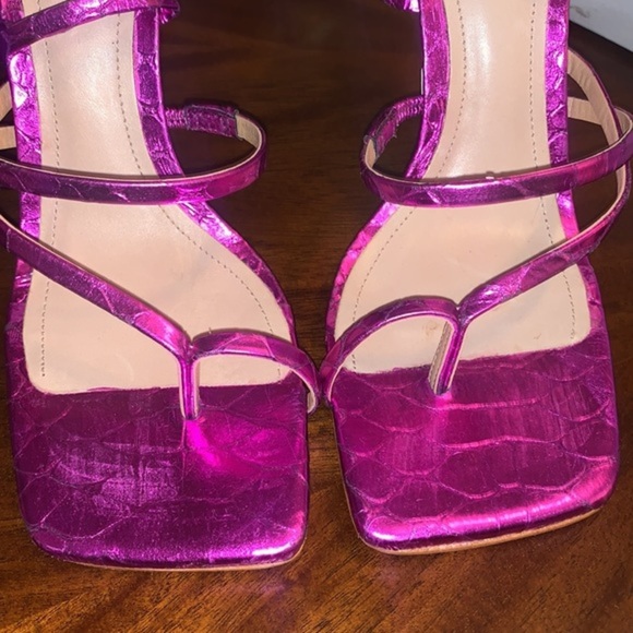 New!‼️ SCHUTZ
Lily Croc-Embossed Metallic Leather Ankle-Wrap Sandals - Picture 7 of 15